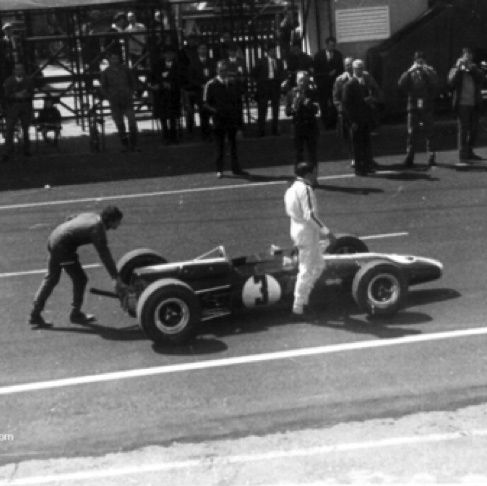 Mise en place sur la grille de départ au GP de Barcelone 1967 sur le circuit de Monjuic